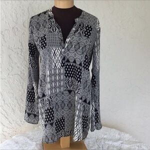 About a girl roll sleeve blouse Woman’s size
Medium black & cream lightw…